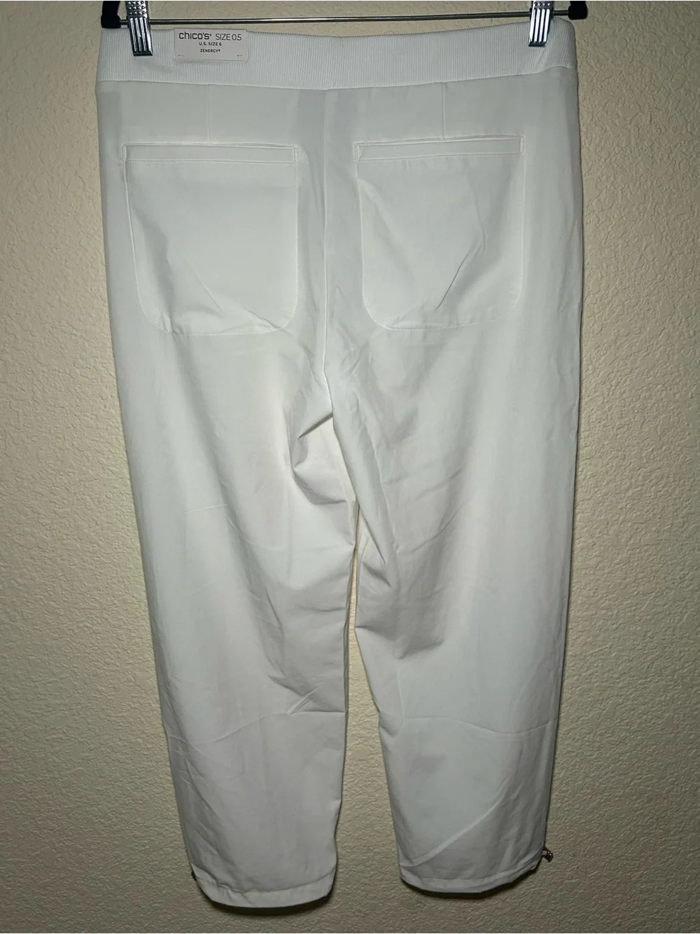 Chicos Zenergy White Performance Zip-Pocket Light Capri Pants Casual Outdoor Fal